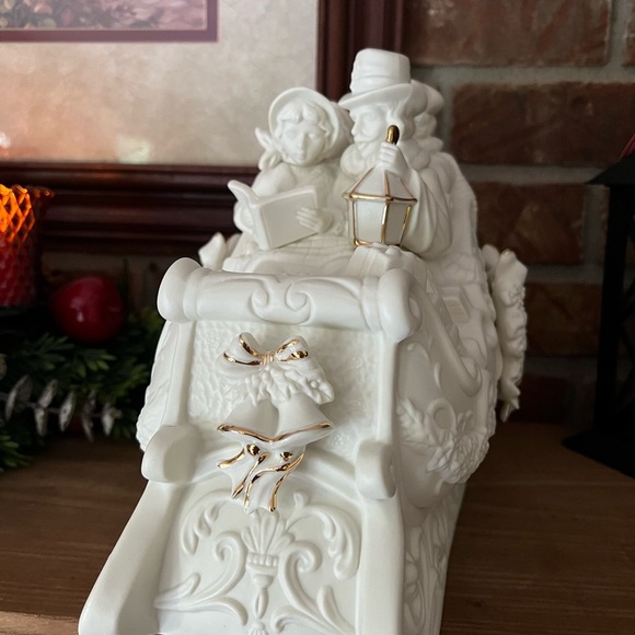 ❤️ Vintage 1980’s Large Christmas
Gold Trim Star Wreath Carolers Sleigh - Picture 7 of 15